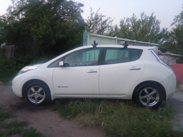 Белый Ниссан Лиф, объемом двигателя 0 л и пробегом 120 тыс. км за 3700 $, фото 1 на Automoto.ua