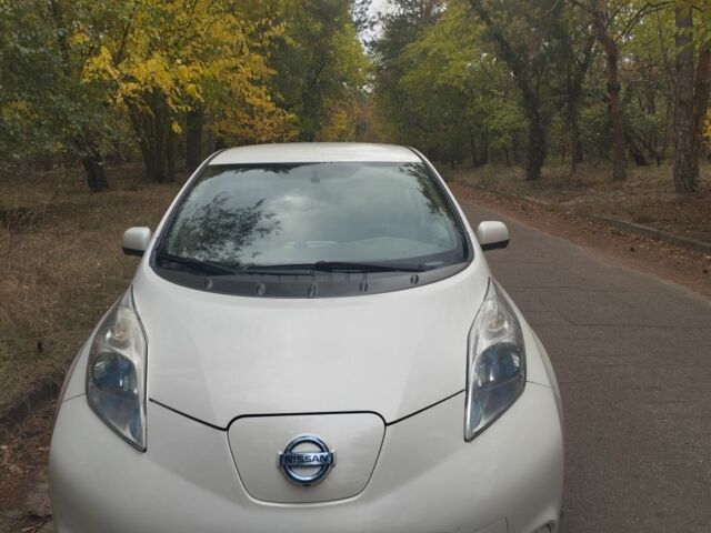 Белый Ниссан Лиф, объемом двигателя 0 л и пробегом 214 тыс. км за 7000 $, фото 1 на Automoto.ua