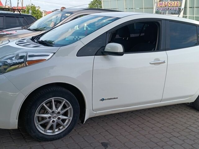 Белый Ниссан Лиф, объемом двигателя 0 л и пробегом 126 тыс. км за 5000 $, фото 1 на Automoto.ua