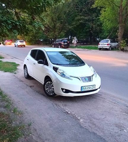 Білий Ніссан Ліф, об'ємом двигуна 0 л та пробігом 213 тис. км за 5500 $, фото 1 на Automoto.ua