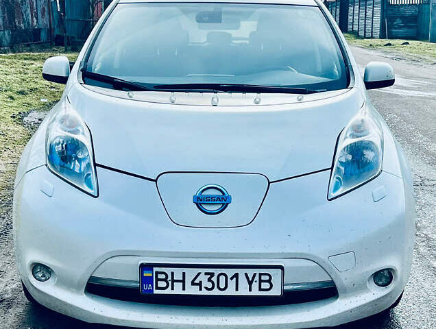Белый Ниссан Лиф, объемом двигателя 0 л и пробегом 75 тыс. км за 7900 $, фото 1 на Automoto.ua