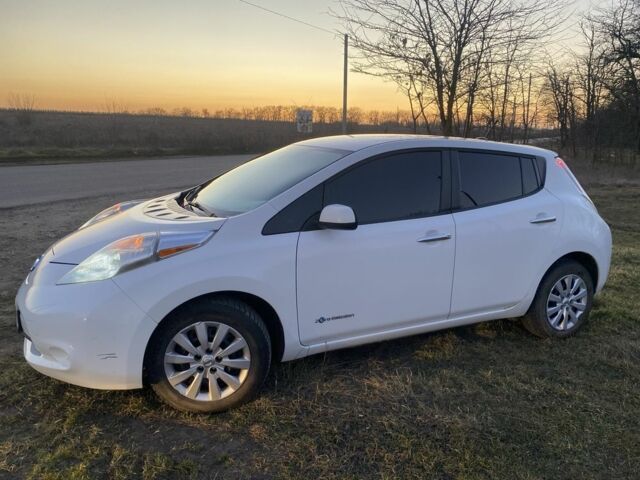 Білий Ніссан Ліф, об'ємом двигуна 0 л та пробігом 163 тис. км за 5300 $, фото 1 на Automoto.ua