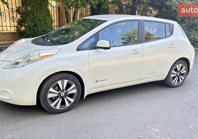 Білий Ніссан Ліф, об'ємом двигуна 0 л та пробігом 150 тис. км за 6800 $, фото 1 на Automoto.ua