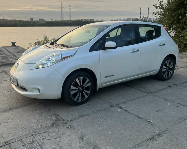 Белый Ниссан Лиф, объемом двигателя 0 л и пробегом 143 тыс. км за 7000 $, фото 1 на Automoto.ua