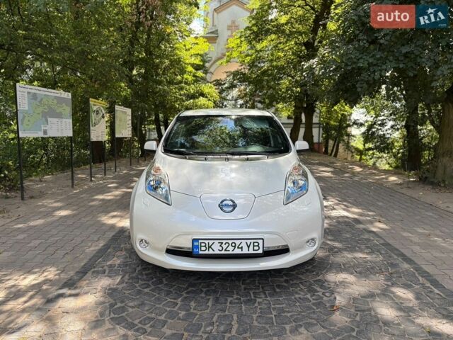 Білий Ніссан Ліф, об'ємом двигуна 0 л та пробігом 115 тис. км за 7000 $, фото 1 на Automoto.ua