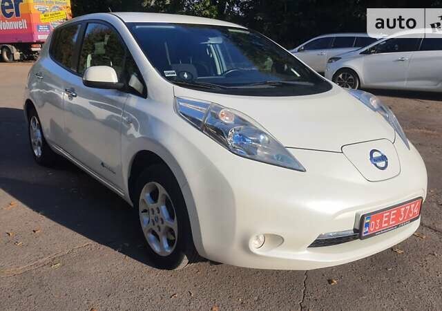 Белый Ниссан Лиф, объемом двигателя 0 л и пробегом 70 тыс. км за 17000 $, фото 1 на Automoto.ua