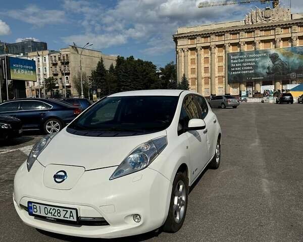 Белый Ниссан Лиф, объемом двигателя 0 л и пробегом 119 тыс. км за 5900 $, фото 1 на Automoto.ua
