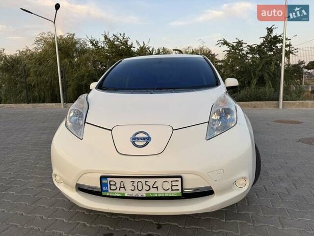 Белый Ниссан Лиф, объемом двигателя 0 л и пробегом 123 тыс. км за 5400 $, фото 1 на Automoto.ua