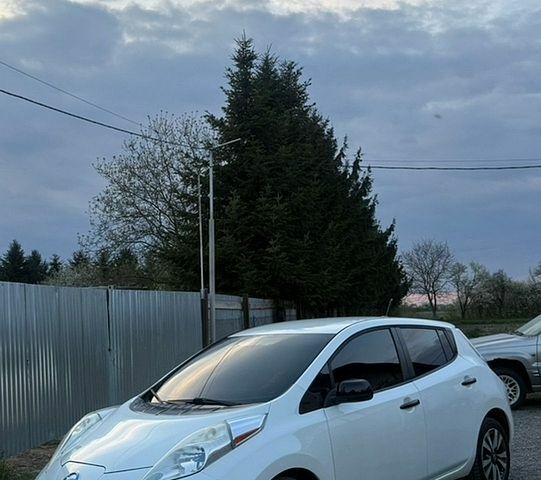 Белый Ниссан Лиф, объемом двигателя 0 л и пробегом 150 тыс. км за 8000 $, фото 1 на Automoto.ua