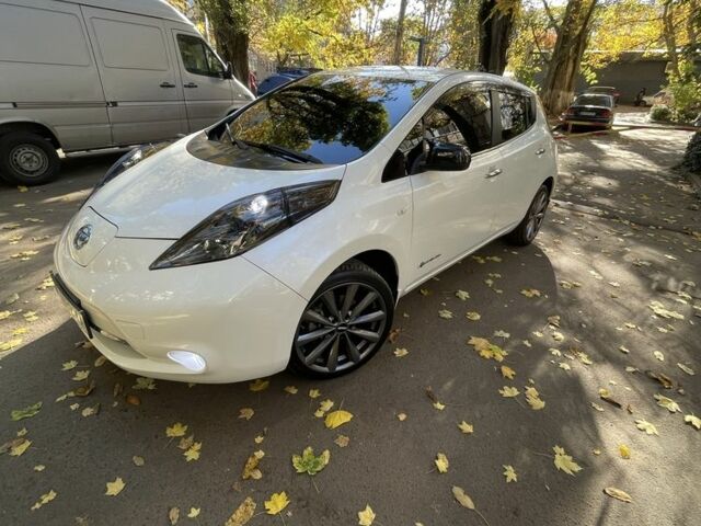 Белый Ниссан Лиф, объемом двигателя 0 л и пробегом 138 тыс. км за 10000 $, фото 1 на Automoto.ua