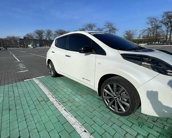 Белый Ниссан Лиф, объемом двигателя 0 л и пробегом 140 тыс. км за 9900 $, фото 1 на Automoto.ua