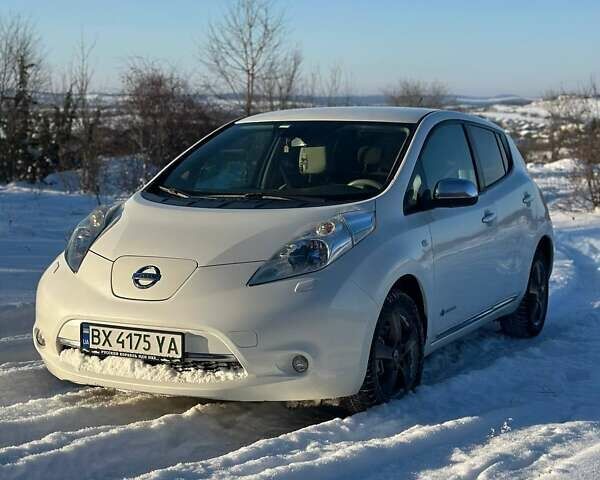 Белый Ниссан Лиф, объемом двигателя 0 л и пробегом 124 тыс. км за 6700 $, фото 1 на Automoto.ua