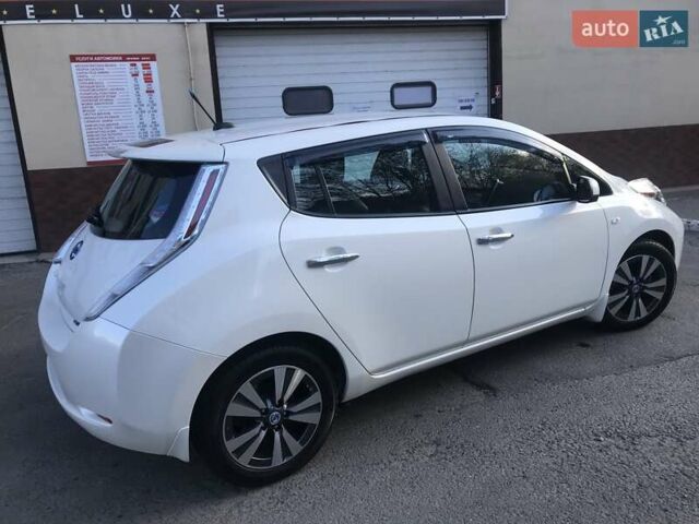 Белый Ниссан Лиф, объемом двигателя 0 л и пробегом 130 тыс. км за 9000 $, фото 1 на Automoto.ua