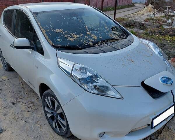 Білий Ніссан Ліф, об'ємом двигуна 0 л та пробігом 180 тис. км за 6000 $, фото 1 на Automoto.ua