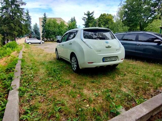 Белый Ниссан Лиф, объемом двигателя 80 л и пробегом 122 тыс. км за 7400 $, фото 1 на Automoto.ua