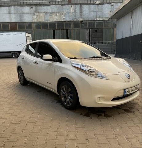 Белый Ниссан Лиф, объемом двигателя 0 л и пробегом 140 тыс. км за 6000 $, фото 1 на Automoto.ua