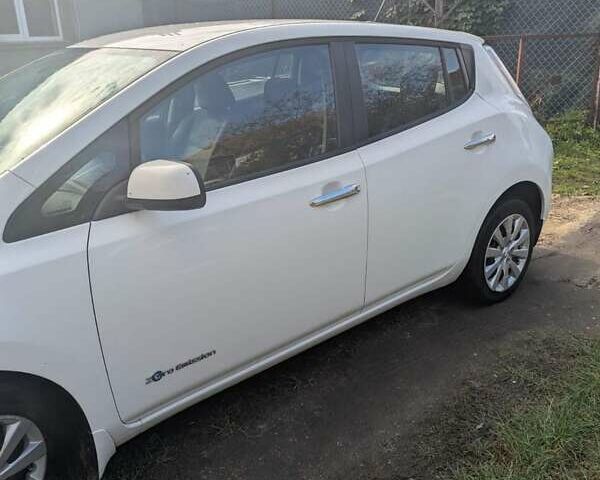 Белый Ниссан Лиф, объемом двигателя 0 л и пробегом 124 тыс. км за 5300 $, фото 1 на Automoto.ua