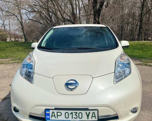 Білий Ніссан Ліф, об'ємом двигуна 0 л та пробігом 114 тис. км за 8800 $, фото 1 на Automoto.ua