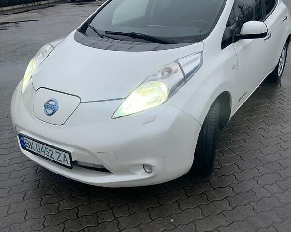 Белый Ниссан Лиф, объемом двигателя 0 л и пробегом 215 тыс. км за 5600 $, фото 1 на Automoto.ua