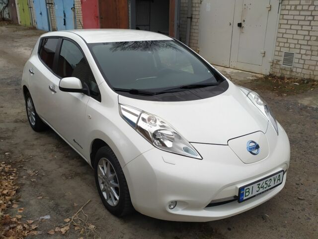 Белый Ниссан Лиф, объемом двигателя 0 л и пробегом 157 тыс. км за 8000 $, фото 1 на Automoto.ua