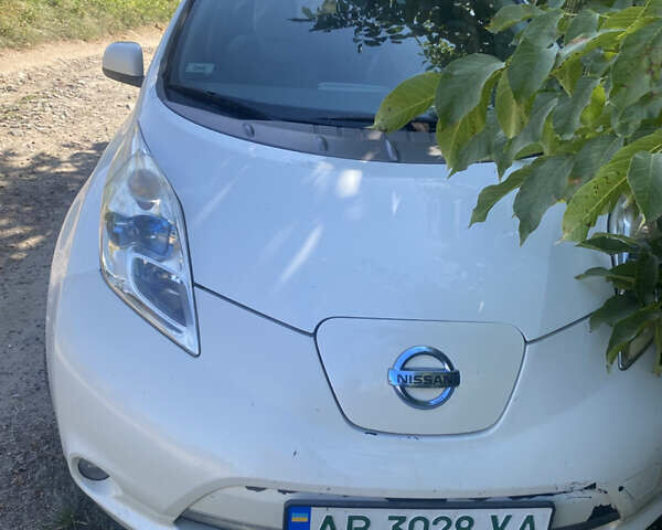 Белый Ниссан Лиф, объемом двигателя 0 л и пробегом 142 тыс. км за 2999 $, фото 1 на Automoto.ua