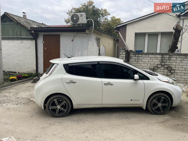 Білий Ніссан Ліф, об'ємом двигуна 0 л та пробігом 205 тис. км за 6400 $, фото 1 на Automoto.ua