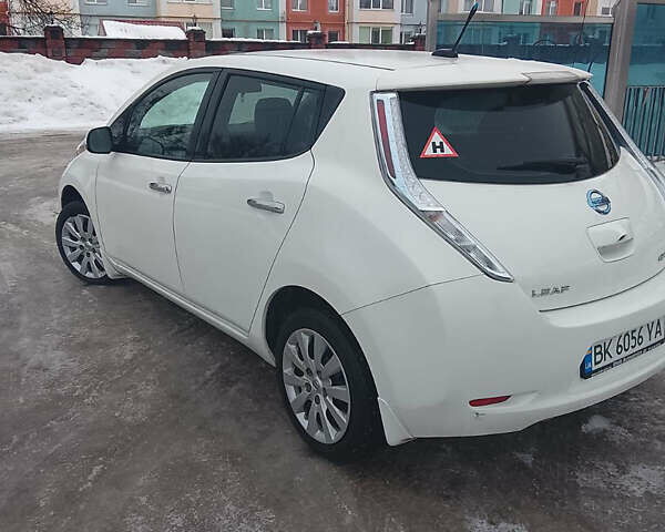 Білий Ніссан Ліф, об'ємом двигуна 0 л та пробігом 125 тис. км за 6000 $, фото 1 на Automoto.ua