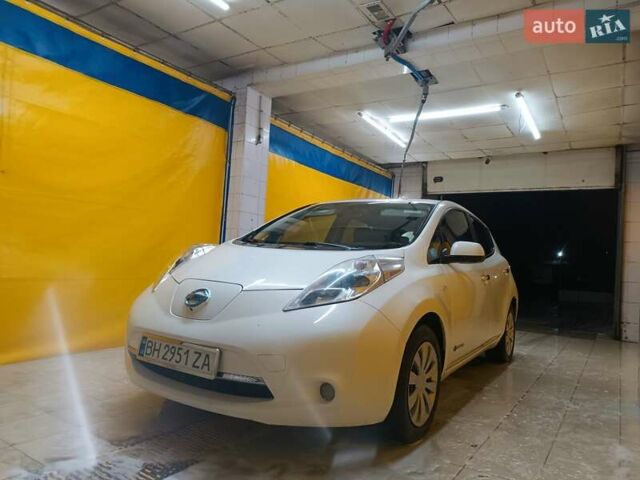 Білий Ніссан Ліф, об'ємом двигуна 0 л та пробігом 132 тис. км за 5800 $, фото 1 на Automoto.ua