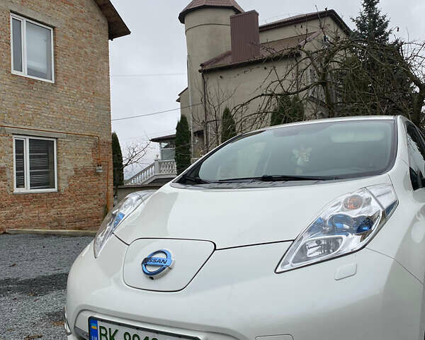 Білий Ніссан Ліф, об'ємом двигуна 0 л та пробігом 179 тис. км за 6800 $, фото 1 на Automoto.ua