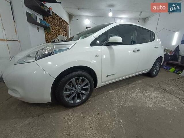 Білий Ніссан Ліф, об'ємом двигуна 0 л та пробігом 120 тис. км за 5555 $, фото 1 на Automoto.ua