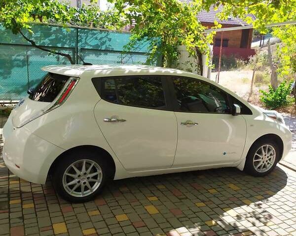 Білий Ніссан Ліф, об'ємом двигуна 0 л та пробігом 191 тис. км за 6700 $, фото 1 на Automoto.ua