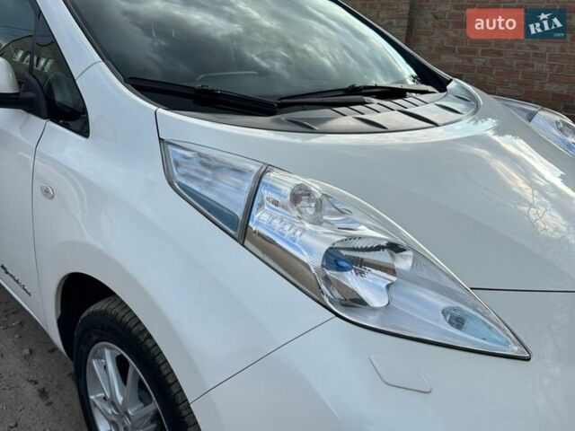 Білий Ніссан Ліф, об'ємом двигуна 0 л та пробігом 82 тис. км за 7500 $, фото 1 на Automoto.ua