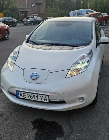 Білий Ніссан Ліф, об'ємом двигуна 0 л та пробігом 132 тис. км за 7900 $, фото 1 на Automoto.ua