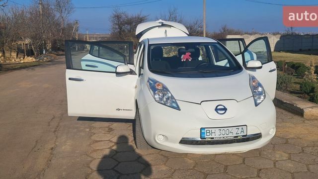 Білий Ніссан Ліф, об'ємом двигуна 0 л та пробігом 134 тис. км за 6200 $, фото 1 на Automoto.ua