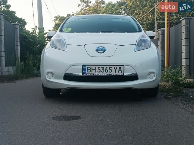 Білий Ніссан Ліф, об'ємом двигуна 0 л та пробігом 117 тис. км за 6500 $, фото 1 на Automoto.ua