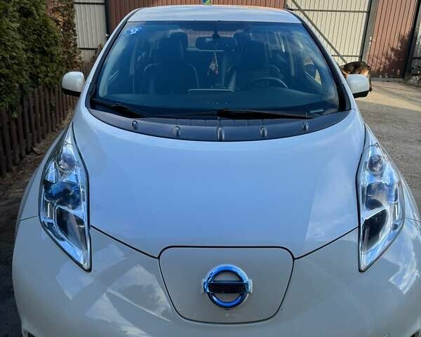 Белый Ниссан Лиф, объемом двигателя 0 л и пробегом 165 тыс. км за 6850 $, фото 1 на Automoto.ua