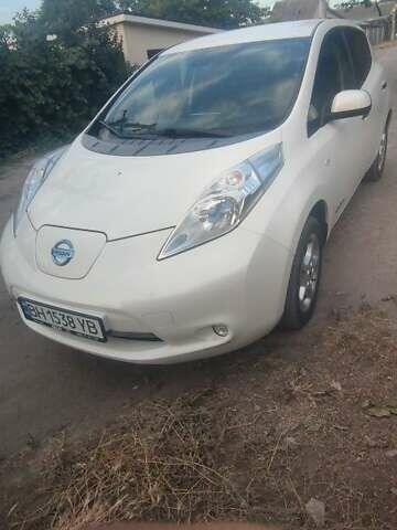 Белый Ниссан Лиф, объемом двигателя 0 л и пробегом 150 тыс. км за 7000 $, фото 1 на Automoto.ua