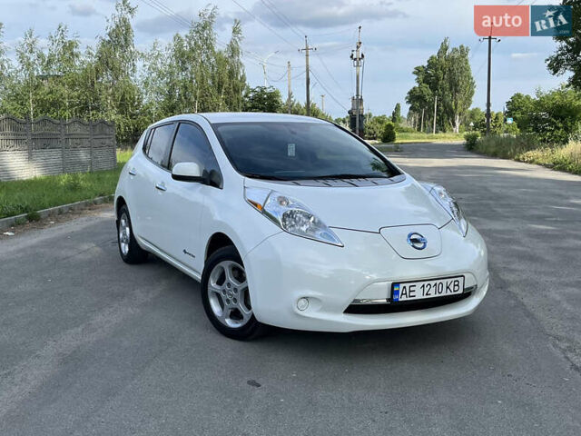 Белый Ниссан Лиф, объемом двигателя 0 л и пробегом 100 тыс. км за 8500 $, фото 1 на Automoto.ua