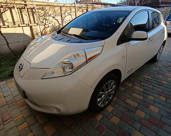 Белый Ниссан Лиф, объемом двигателя 0 л и пробегом 206 тыс. км за 9000 $, фото 1 на Automoto.ua