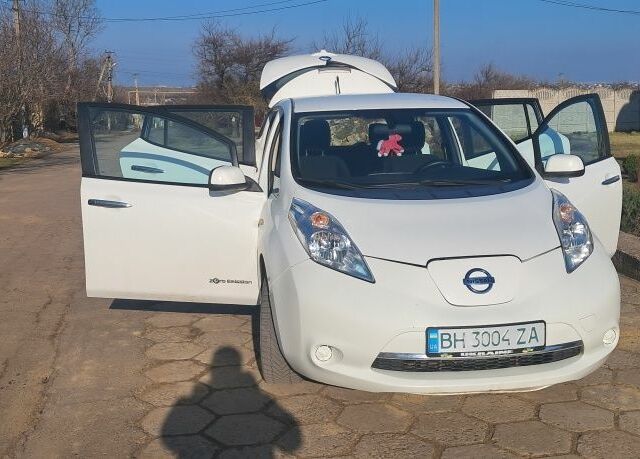 Білий Ніссан Ліф, об'ємом двигуна 0 л та пробігом 130 тис. км за 6200 $, фото 1 на Automoto.ua