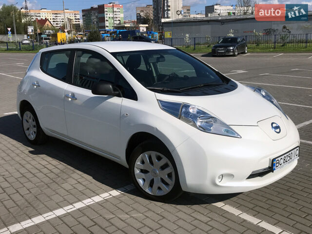 Белый Ниссан Лиф, объемом двигателя 0 л и пробегом 64 тыс. км за 9900 $, фото 1 на Automoto.ua