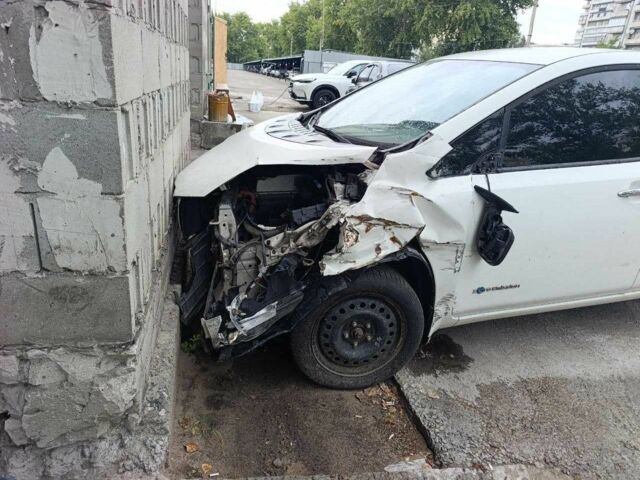 Белый Ниссан Лиф, объемом двигателя 0 л и пробегом 240 тыс. км за 1606 $, фото 1 на Automoto.ua