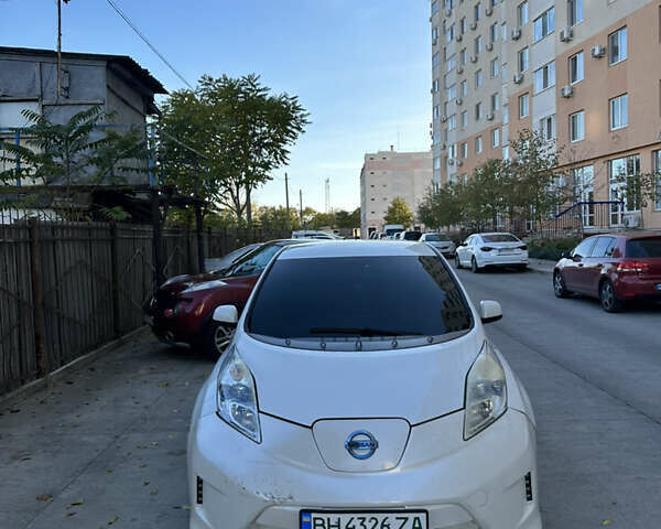 Белый Ниссан Лиф, объемом двигателя 0 л и пробегом 136 тыс. км за 4999 $, фото 1 на Automoto.ua