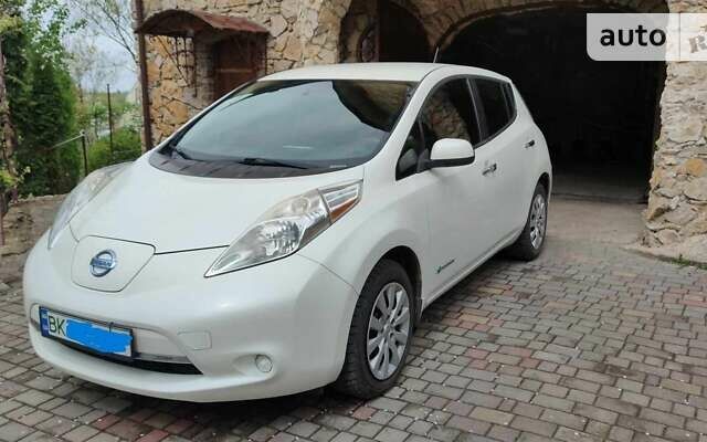 Білий Ніссан Ліф, об'ємом двигуна 0 л та пробігом 208 тис. км за 7000 $, фото 1 на Automoto.ua