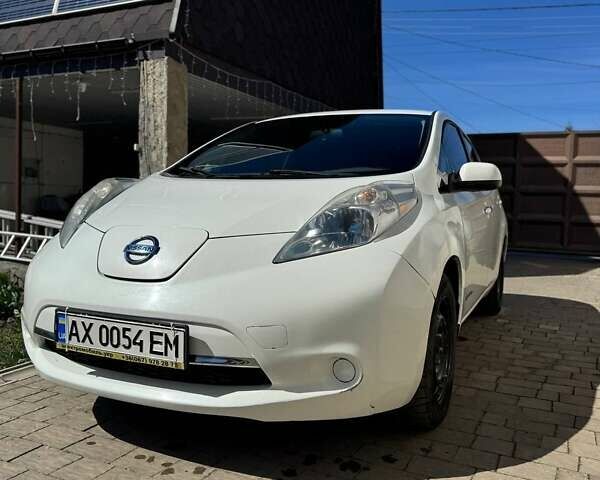 Белый Ниссан Лиф, объемом двигателя 0 л и пробегом 100 тыс. км за 7500 $, фото 1 на Automoto.ua