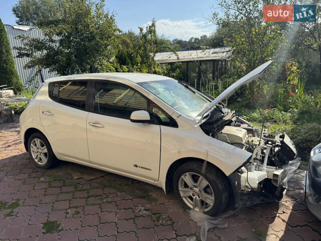 Белый Ниссан Лиф, объемом двигателя 0 л и пробегом 140 тыс. км за 4400 $, фото 1 на Automoto.ua