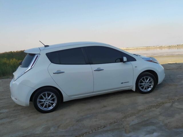 Білий Ніссан Ліф, об'ємом двигуна 0 л та пробігом 196 тис. км за 6000 $, фото 1 на Automoto.ua