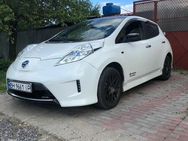 Білий Ніссан Ліф, об'ємом двигуна 0 л та пробігом 112 тис. км за 12000 $, фото 1 на Automoto.ua