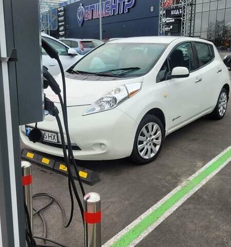 Белый Ниссан Лиф, объемом двигателя 0 л и пробегом 151 тыс. км за 8150 $, фото 1 на Automoto.ua