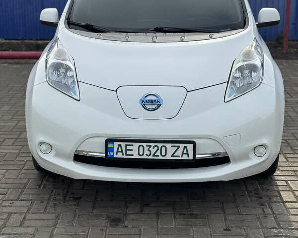 Білий Ніссан Ліф, об'ємом двигуна 0 л та пробігом 65 тис. км за 7800 $, фото 1 на Automoto.ua